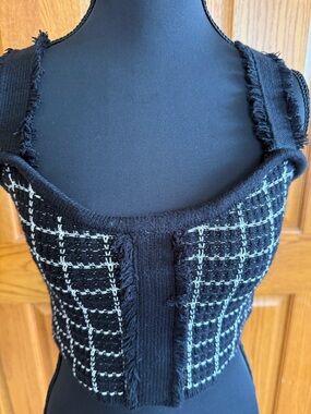 Cropped sweater in black and white by Dreamers by Debut. S/M.